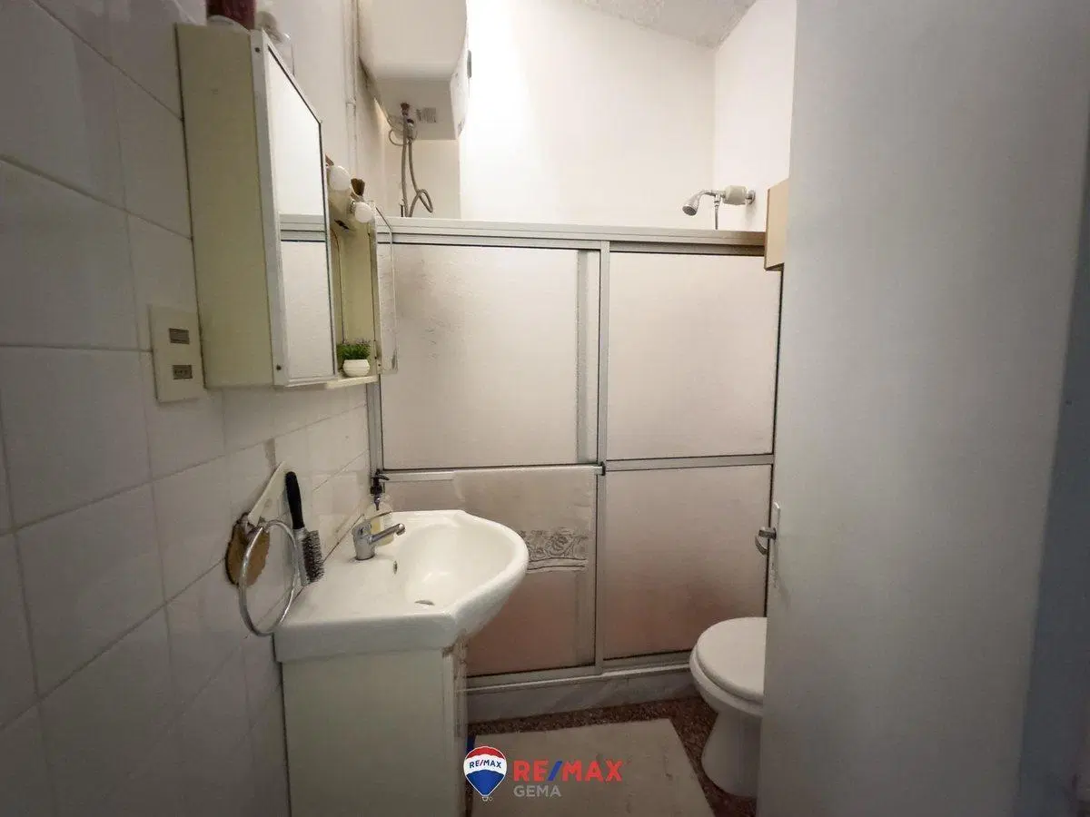 Casa Dúplex en zona este, 3 dormitorios y cochera. 5