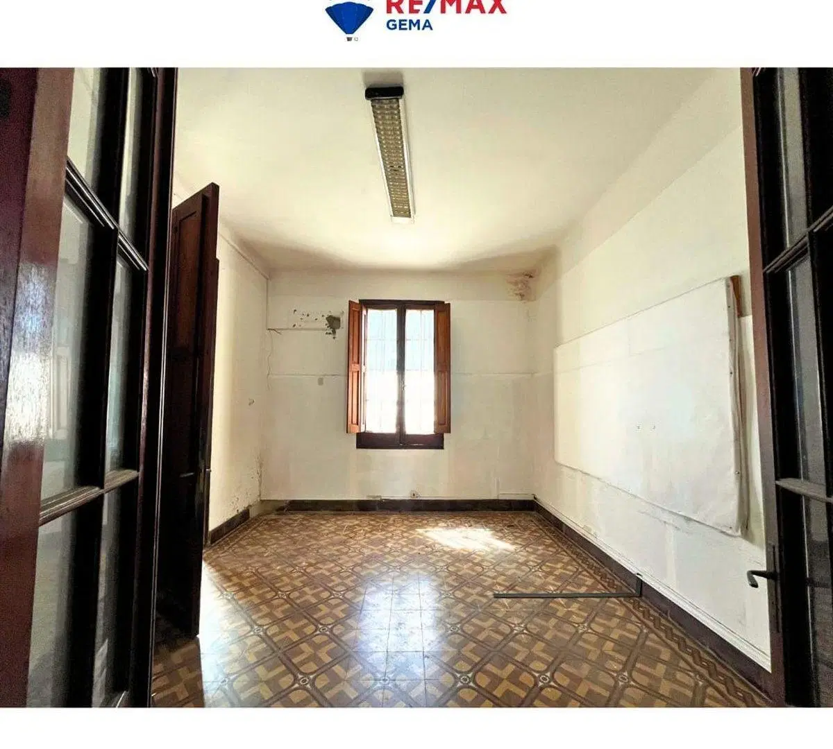 Casa con local comercial en plena Av. España 2