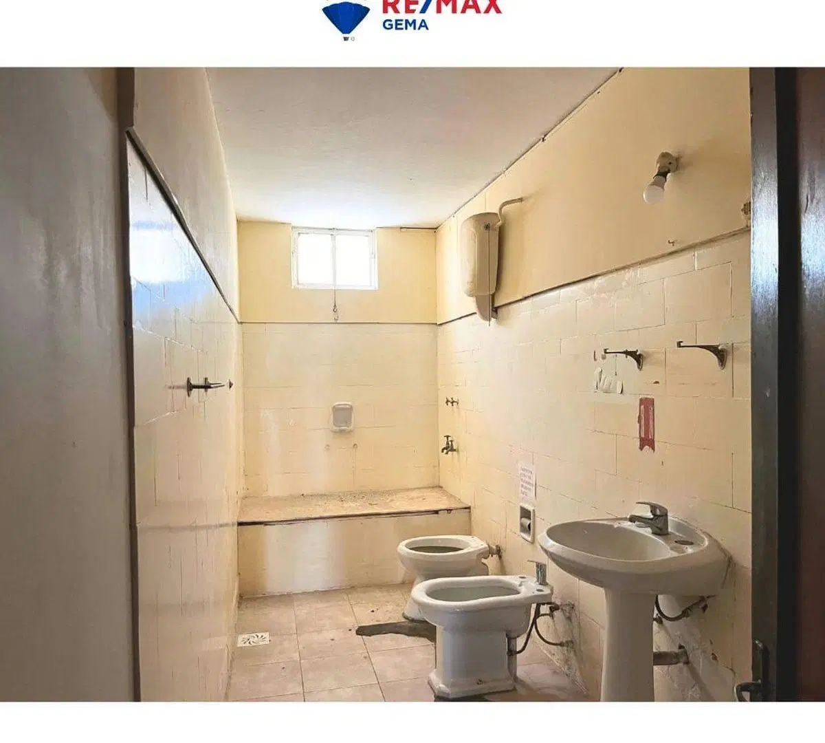 Casa con local comercial en plena Av. España 4