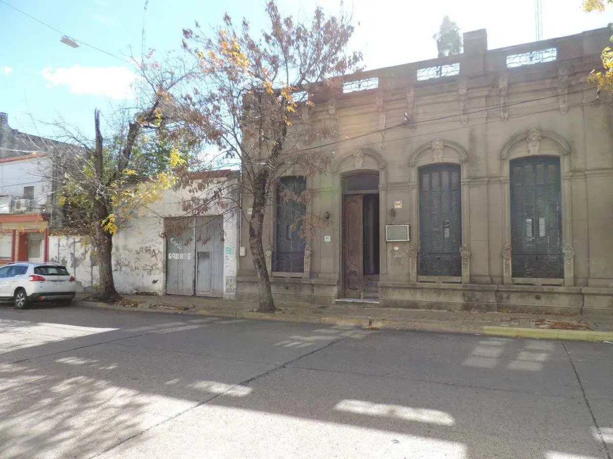 Casa céntrica gran terreno, ideal para desarrollo 4