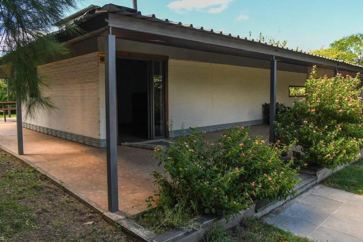 BUENA CASA CON AREAS VERDES Y PISCINA EN ZONA ESTE 3