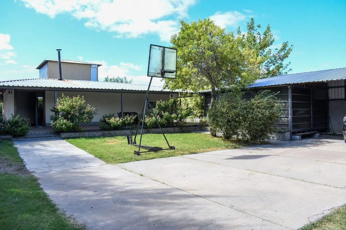 BUENA CASA CON AREAS VERDES Y PISCINA EN ZONA ESTE 5