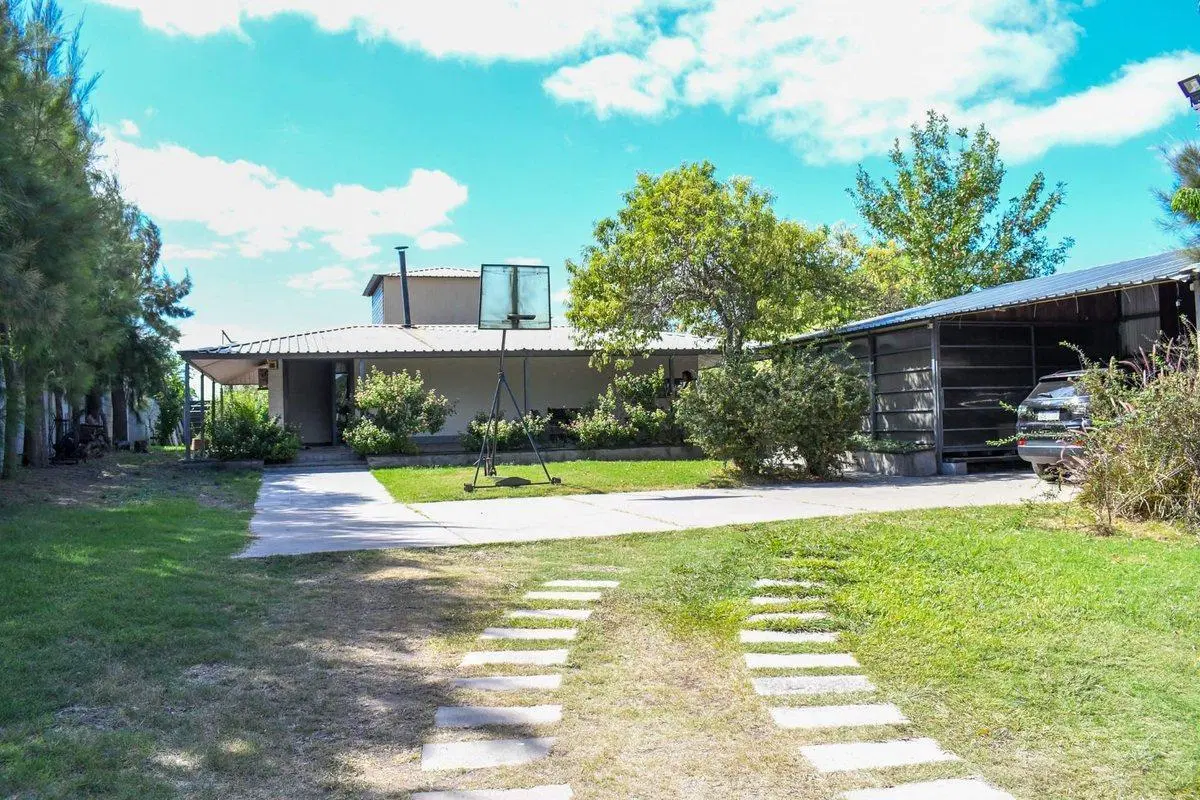 BUENA CASA CON AREAS VERDES Y PISCINA EN ZONA ESTE 2