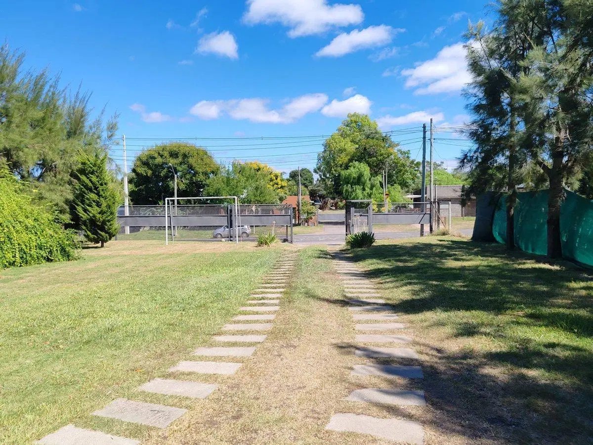 BUENA CASA CON AREAS VERDES Y PISCINA EN ZONA ESTE 4