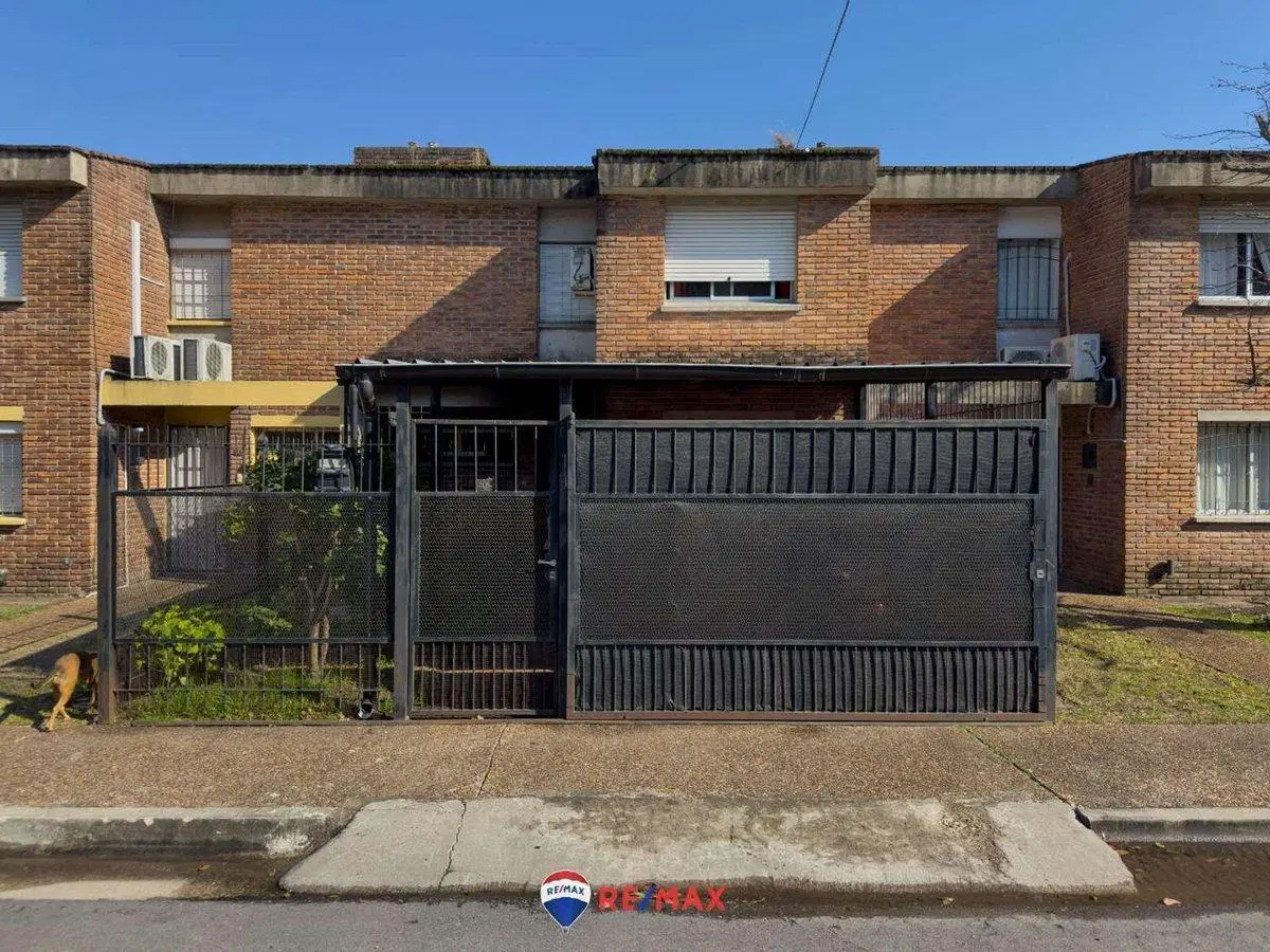 Casa Dúplex en zona este, 3 dormitorios y cochera. 3