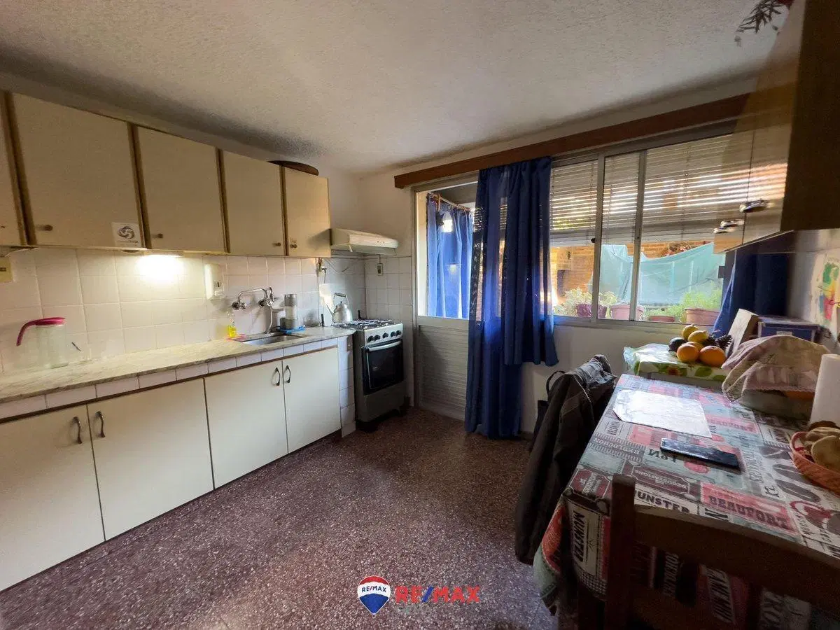 Casa Dúplex en zona este, 3 dormitorios y cochera. 5