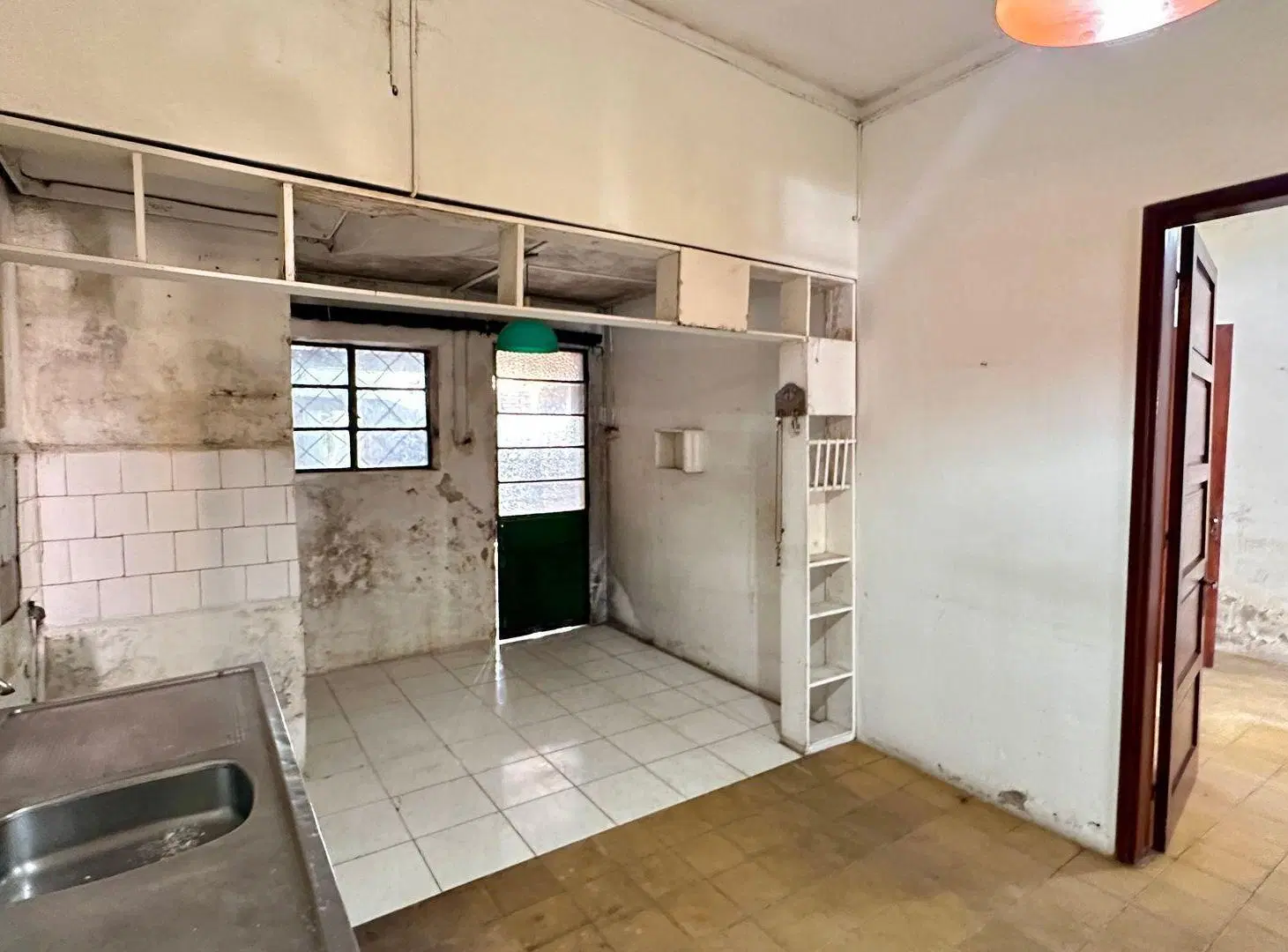 Casa con garaje y gran terreno — ideal refacción 3