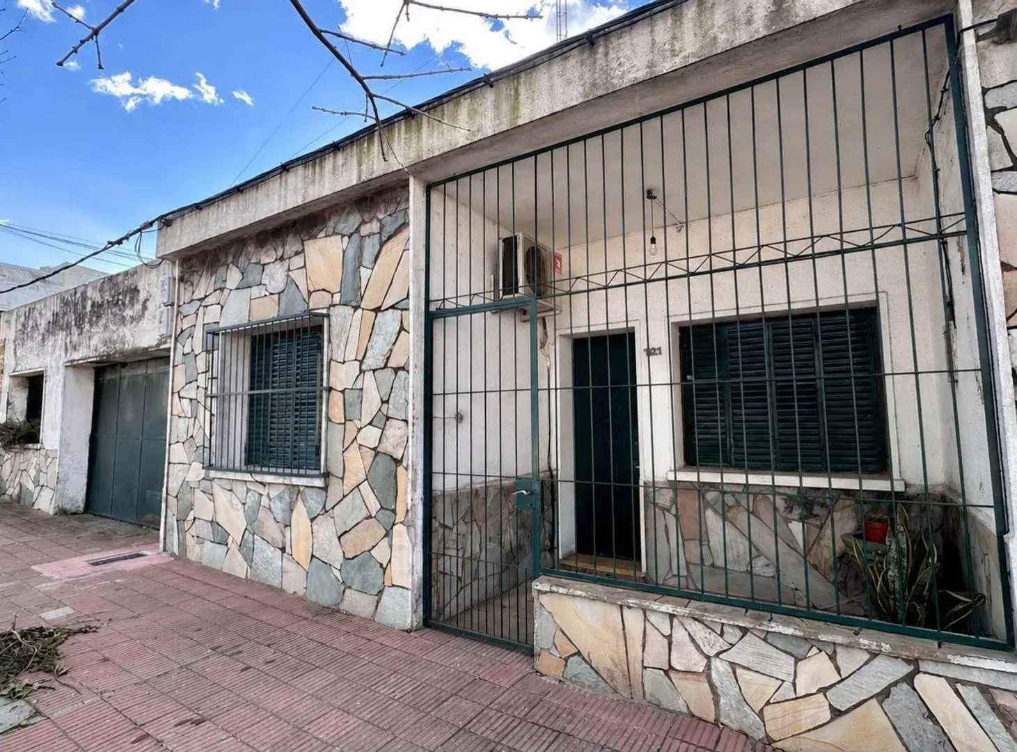 Casa con garaje y gran terreno — ideal refacción 4