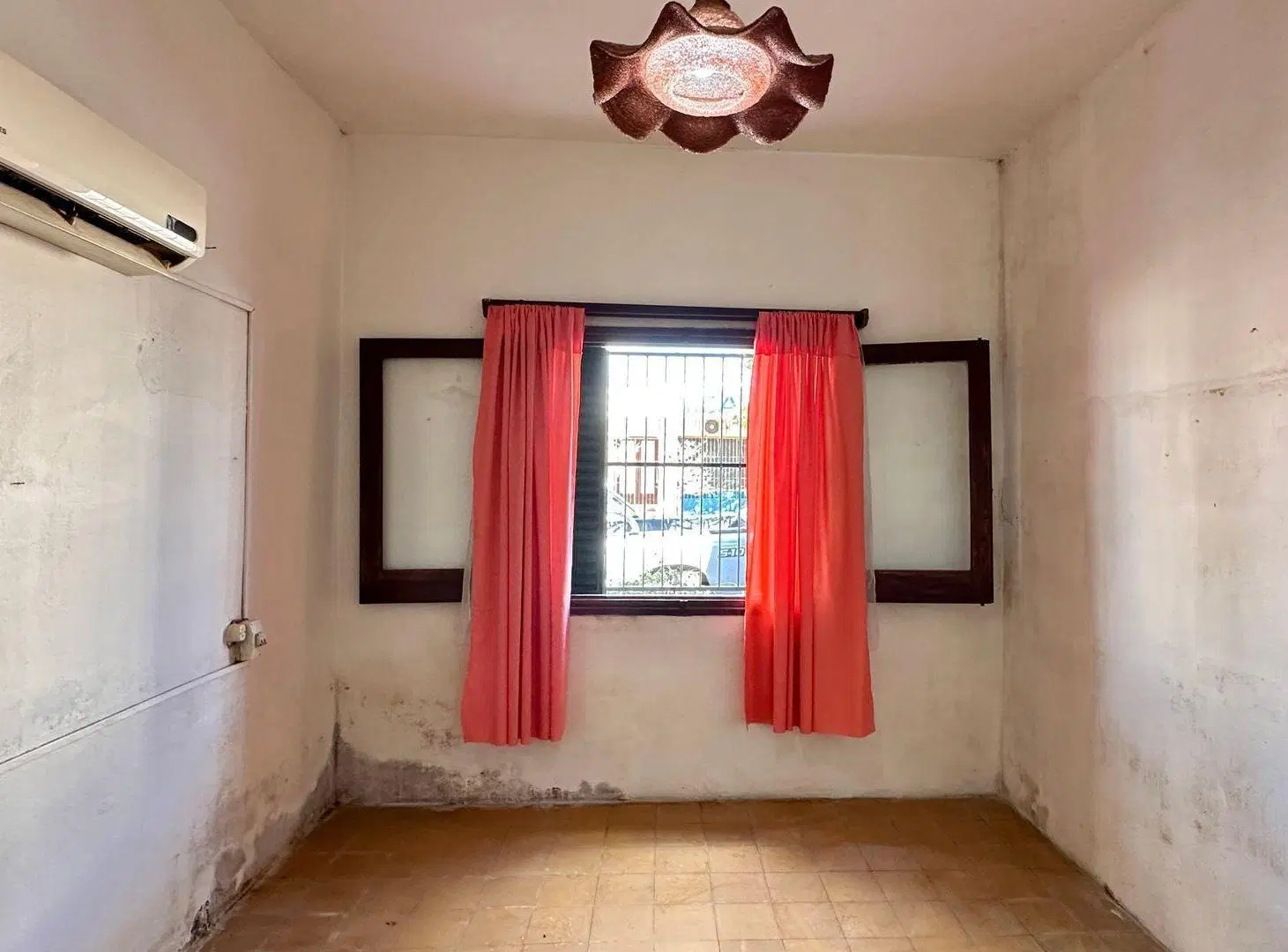 Casa con garaje y gran terreno — ideal refacción 1