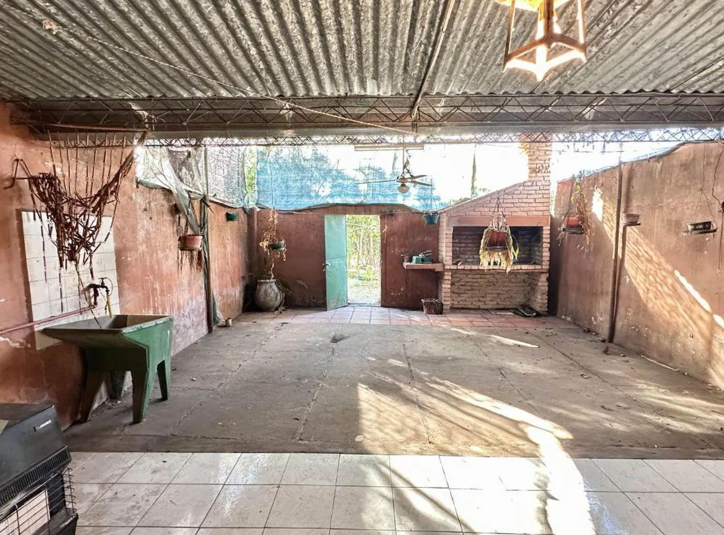 Casa con garaje y gran terreno — ideal refacción 8