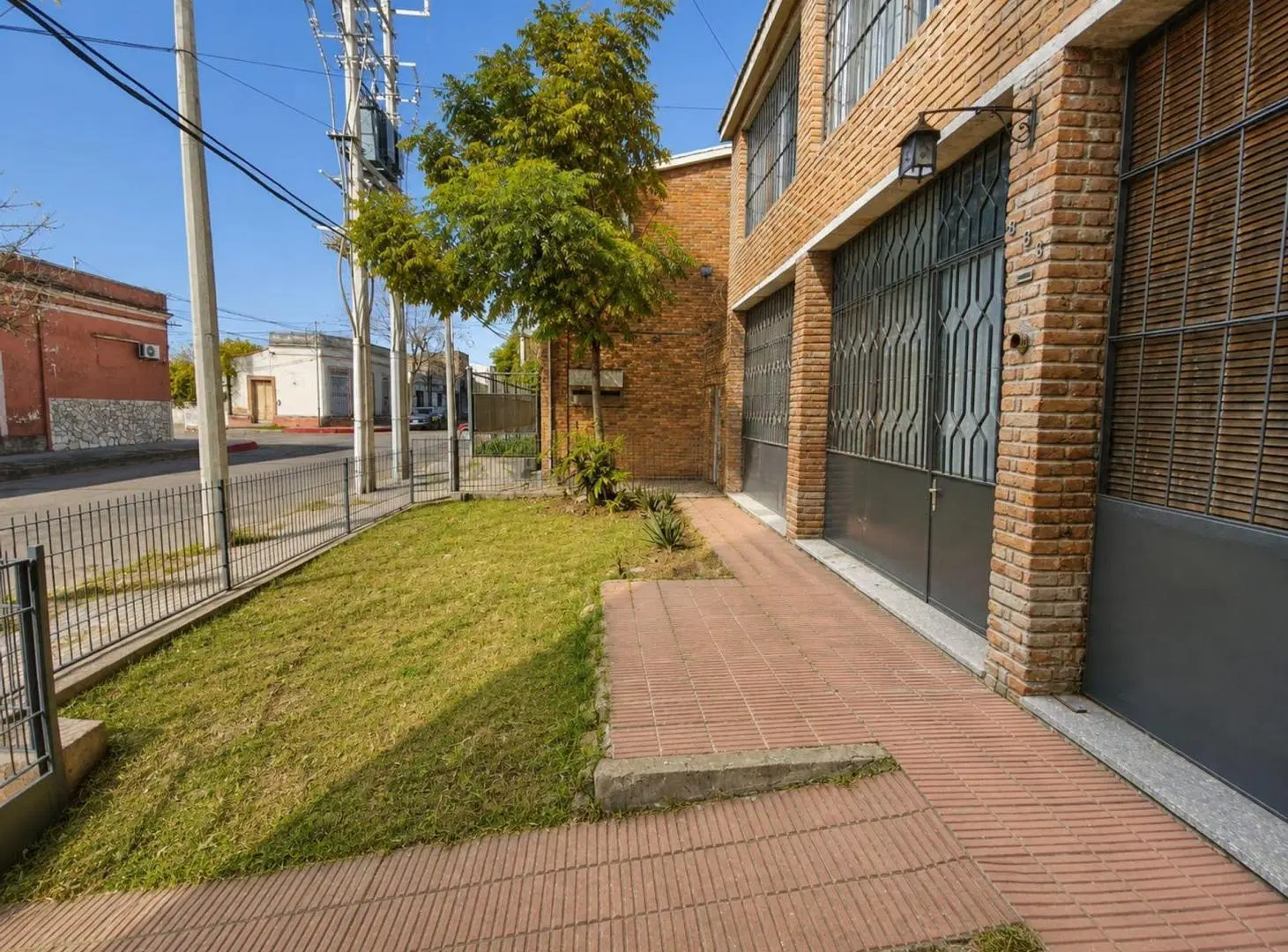 Casa centrica 3 dormitorios con garaje y patio 1