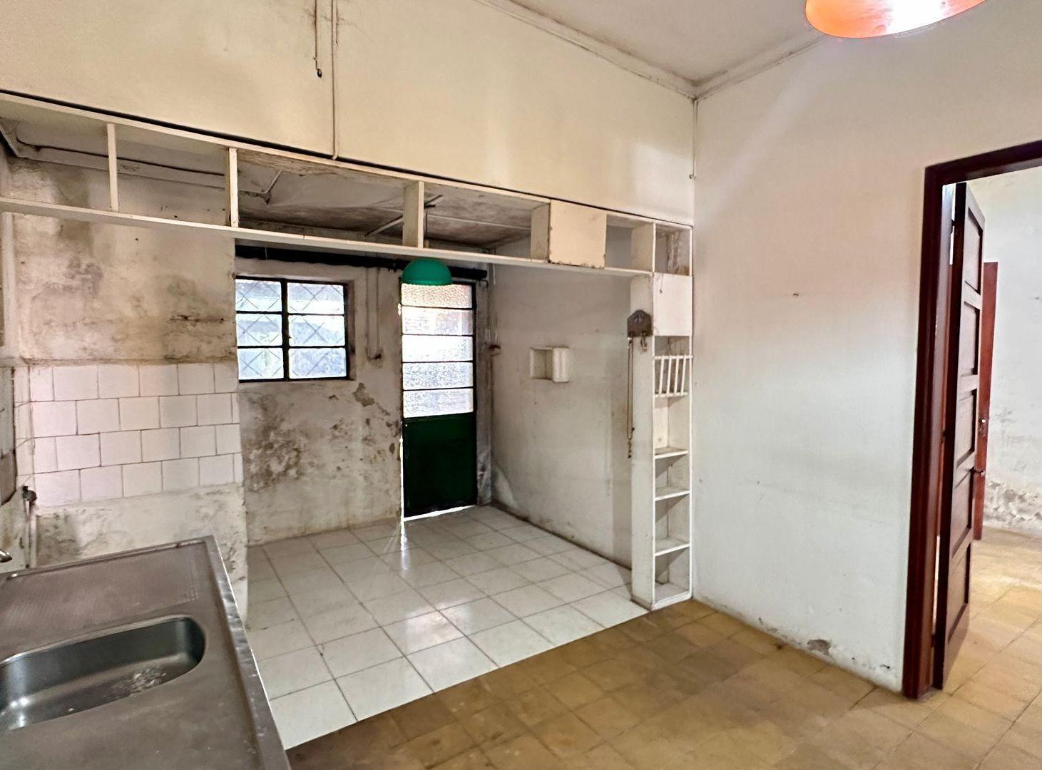 Foto de Casa con garaje y gran terreno — ideal refacción, imagen 5
