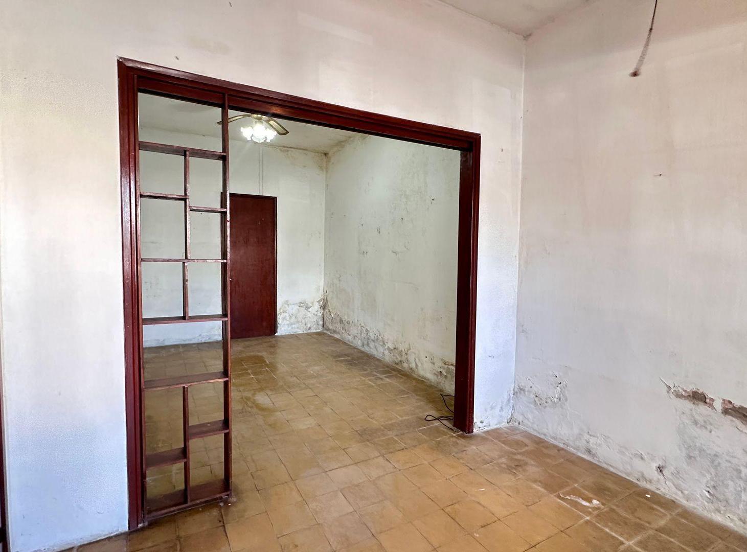 Foto de Casa con garaje y gran terreno — ideal refacción, imagen 4
