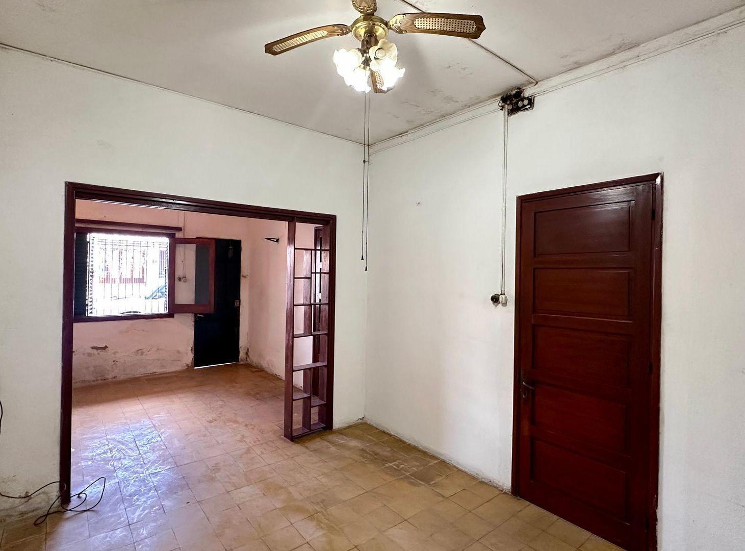 Foto de Casa con garaje y gran terreno — ideal refacción, imagen 2