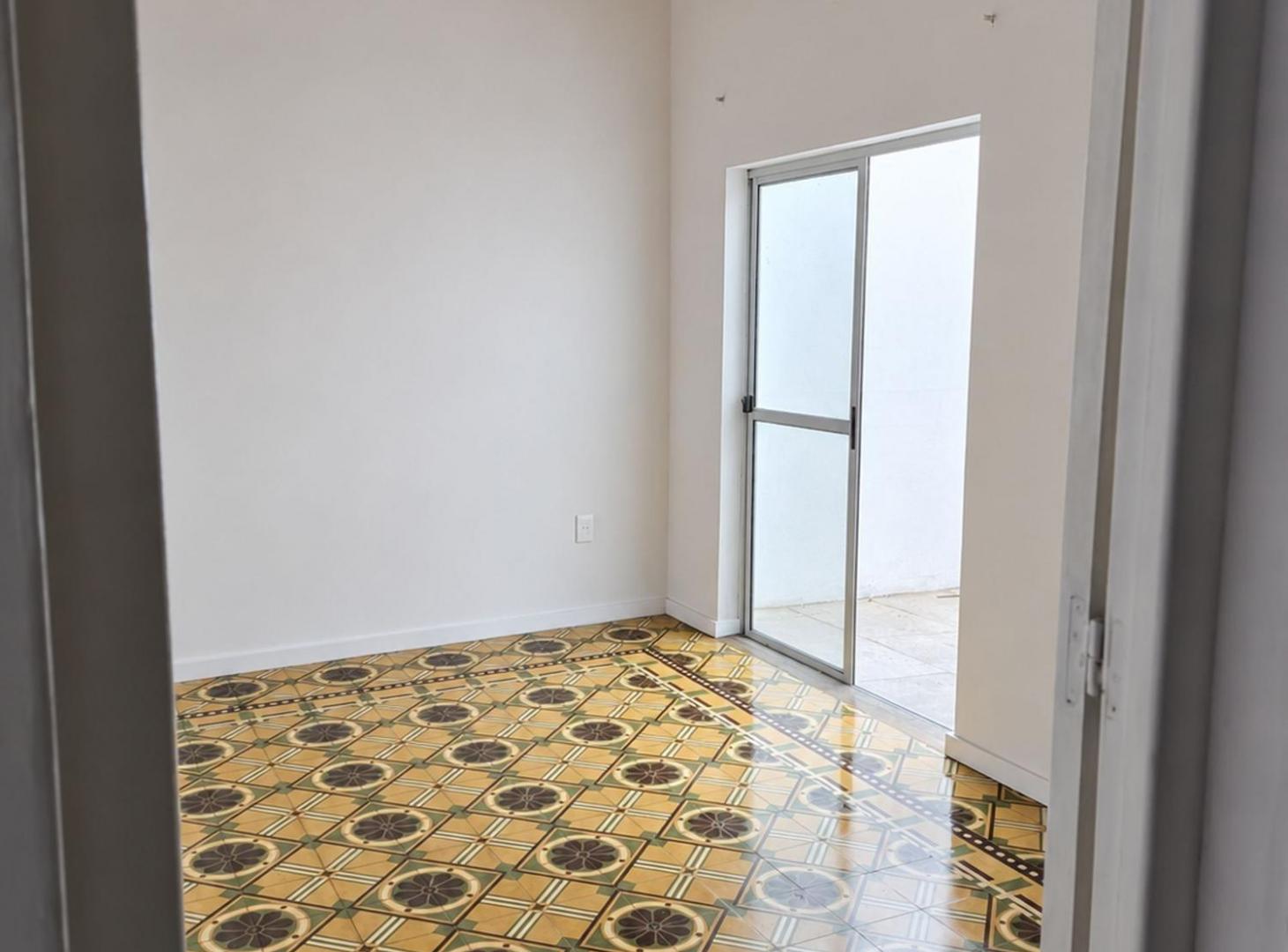 Foto de Casa de 3 dormitorios con garaje y patio, imagen 1