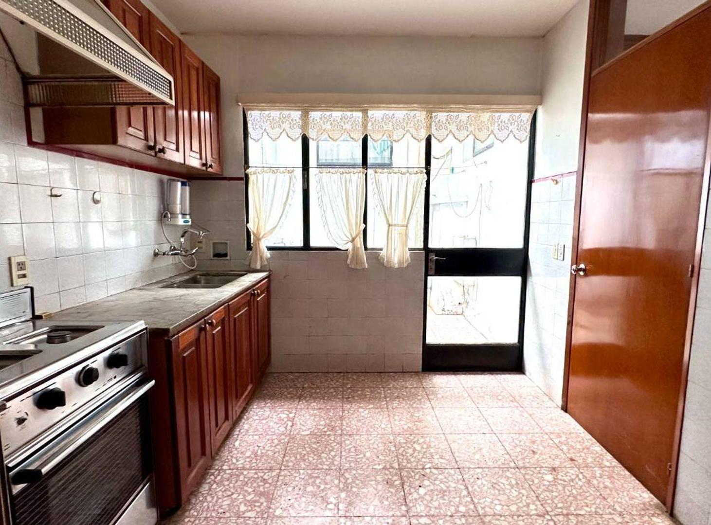 Foto de Casa de 3 dormitorios con garaje, patio y fondo., imagen 3