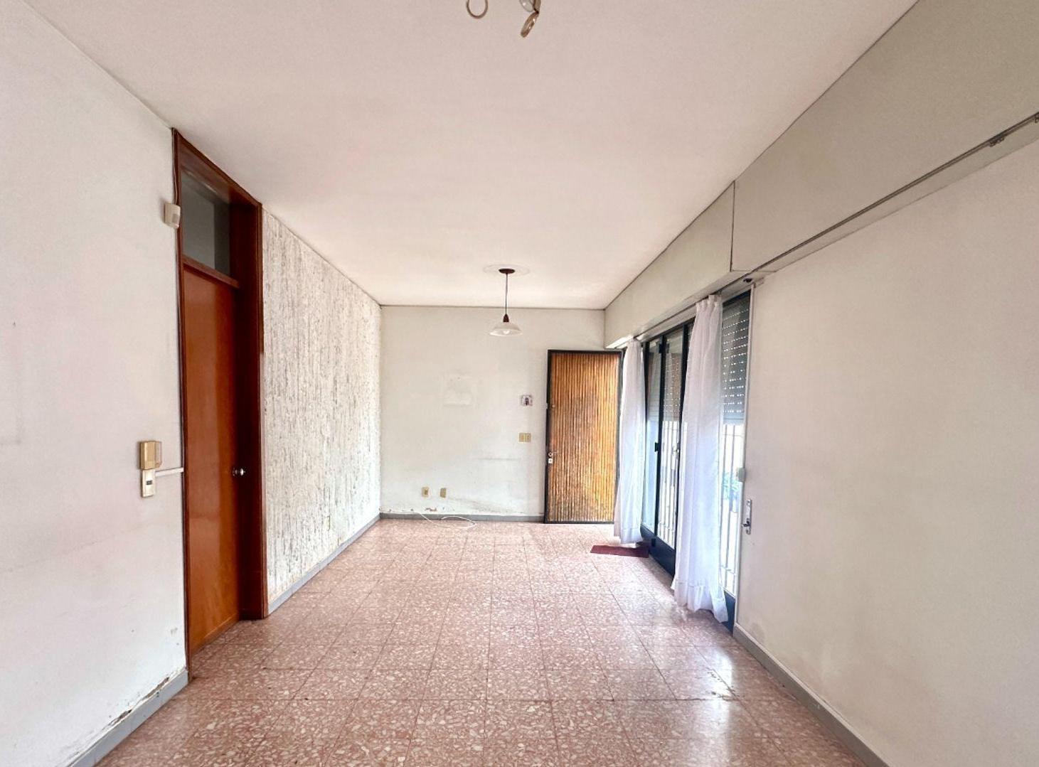 Foto de Casa de 3 dormitorios con garaje, patio y fondo., imagen 4