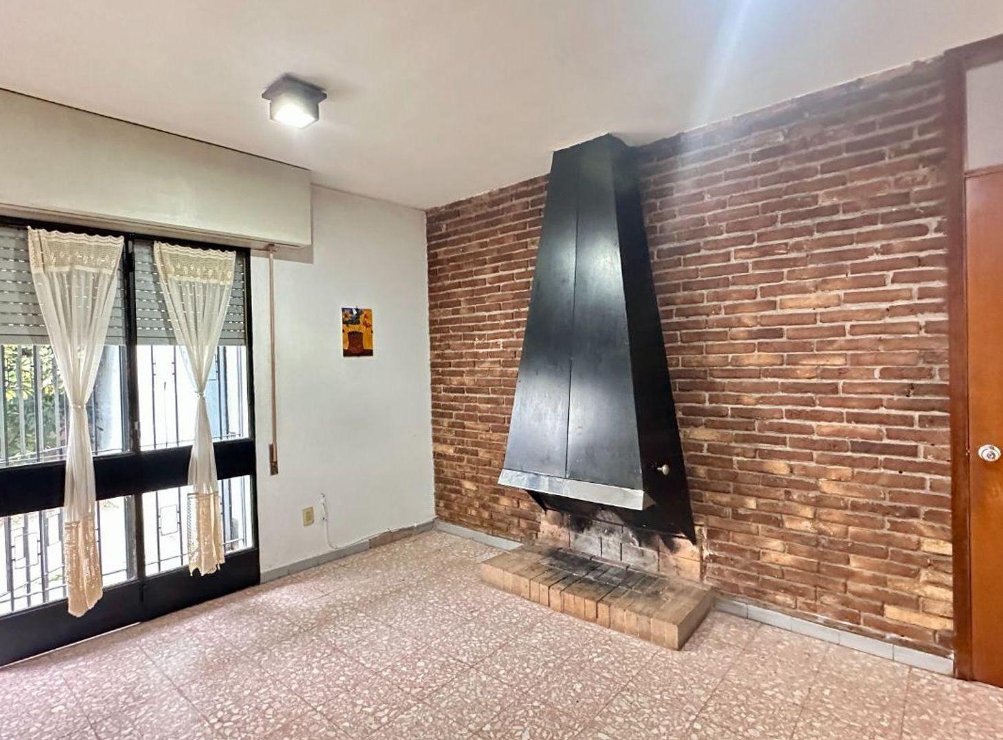 Foto de Casa de 3 dormitorios con garaje, patio y fondo., imagen 5