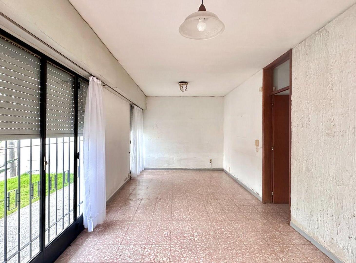 Foto de Casa de 3 dormitorios con garaje, patio y fondo., imagen 1
