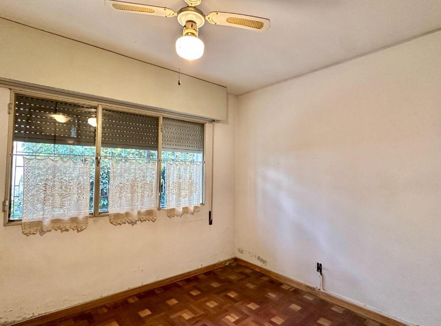 Foto de Casa de 3 dormitorios con garaje, patio y fondo., imagen 2