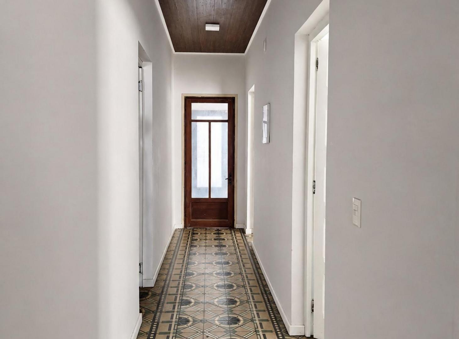 Foto de Casa de 3 dormitorios con garaje y patio, imagen 2