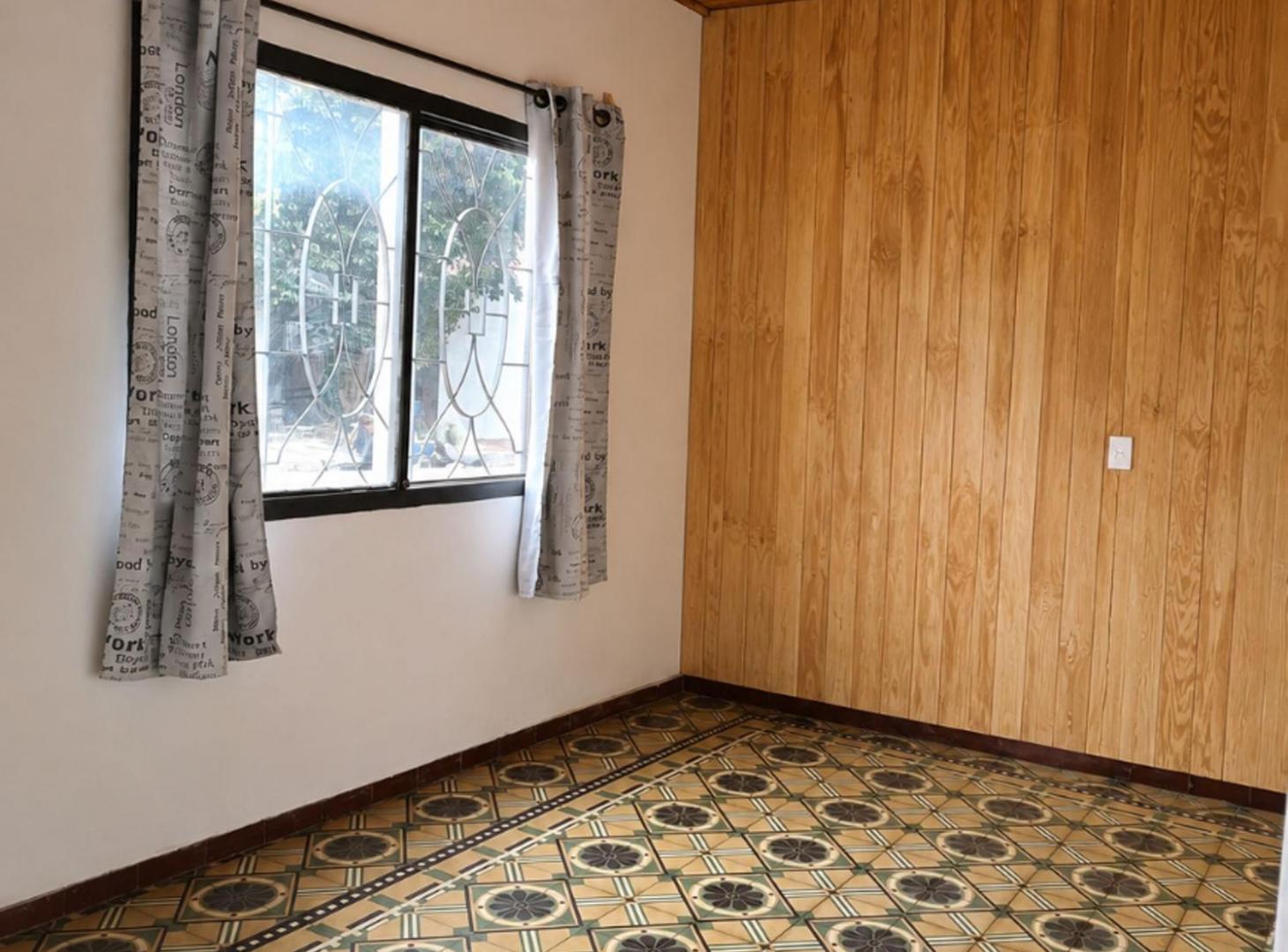 Foto de Casa de 3 dormitorios con garaje y patio, imagen 1