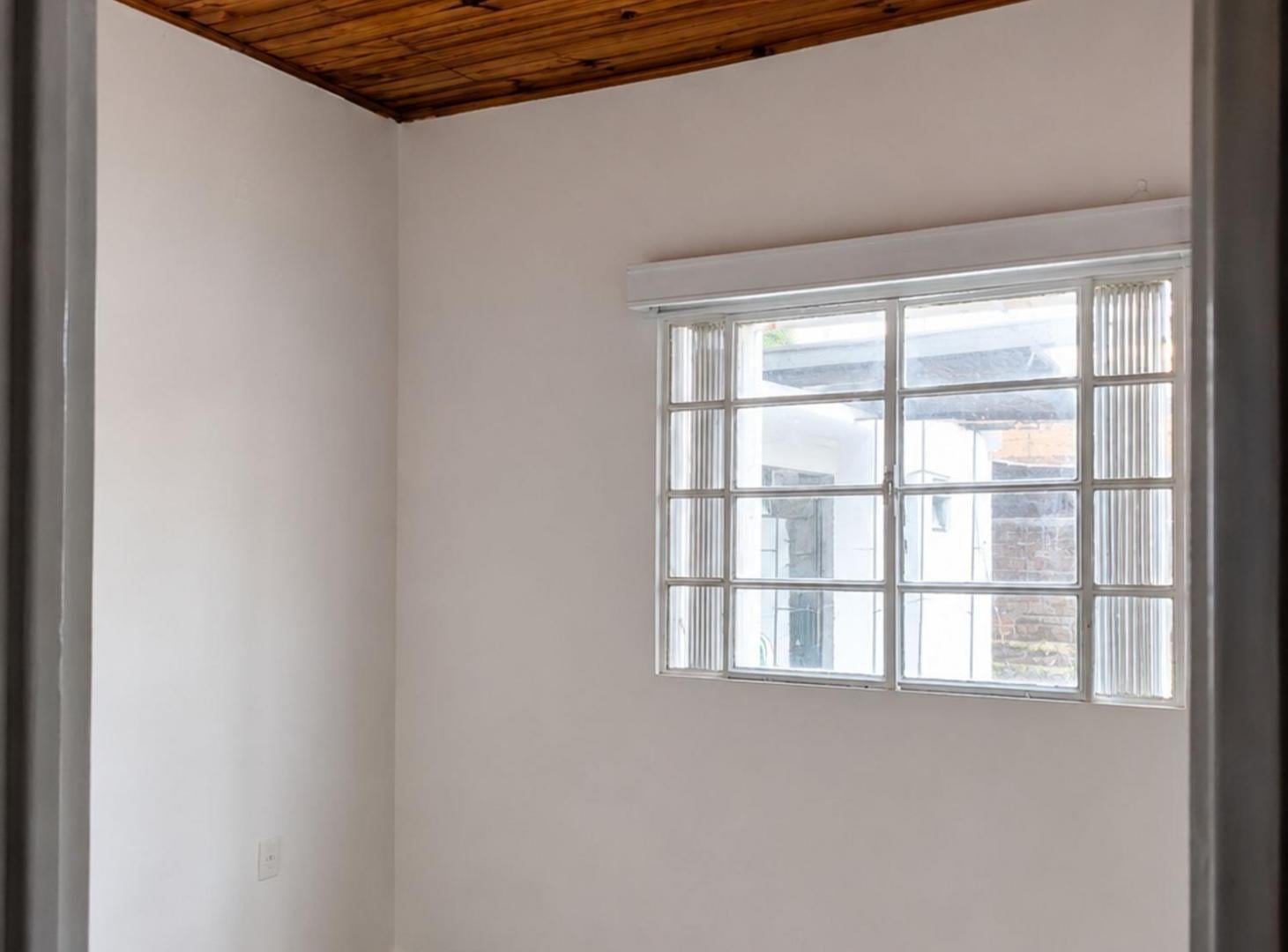 Foto de Casa de 3 dormitorios con garaje y patio, imagen 3