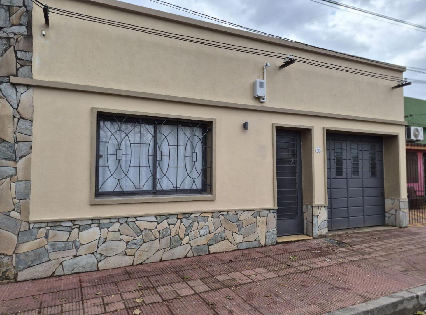 Foto de Casa de 3 dormitorios con garaje y patio, imagen 4