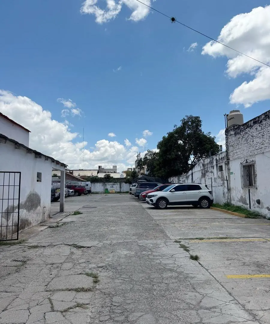 Galpón   Local comercial sobre Av. San Martin al 200 4