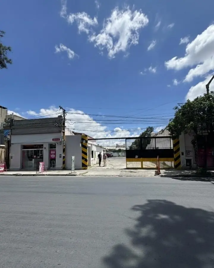 Galpón   Local comercial sobre Av. San Martin al 200 3
