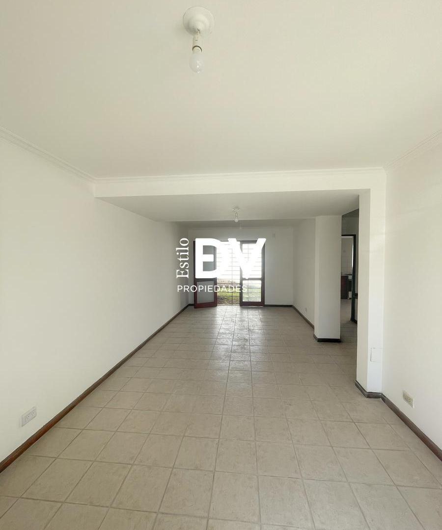 Foto de Casa en alquiler - 3 dormitorios con cochera - Tres Cerritos, imagen 2