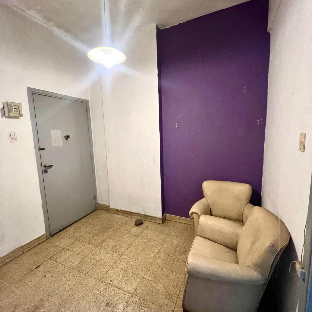 Foto de Tipo Casa 3 Ambientes A Reciclar c/ Terraza Propia y Balcon al Frente, imagen 3