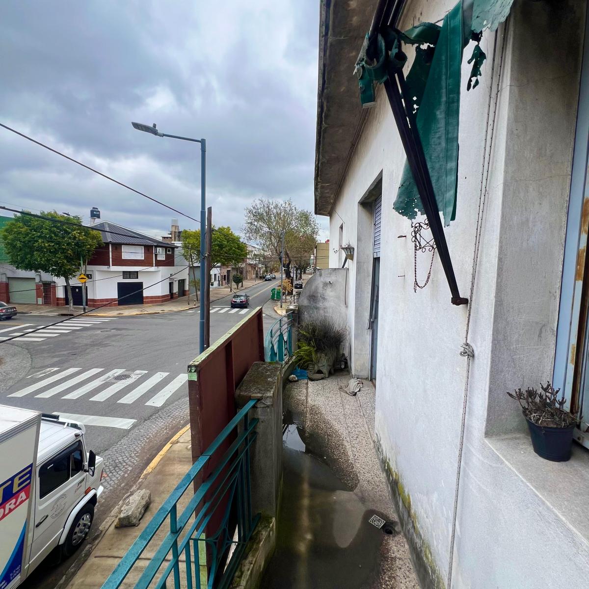Tipo Casa 3 Ambientes a Reciclar Al Frente con Balcon y Terraza Propia. 1