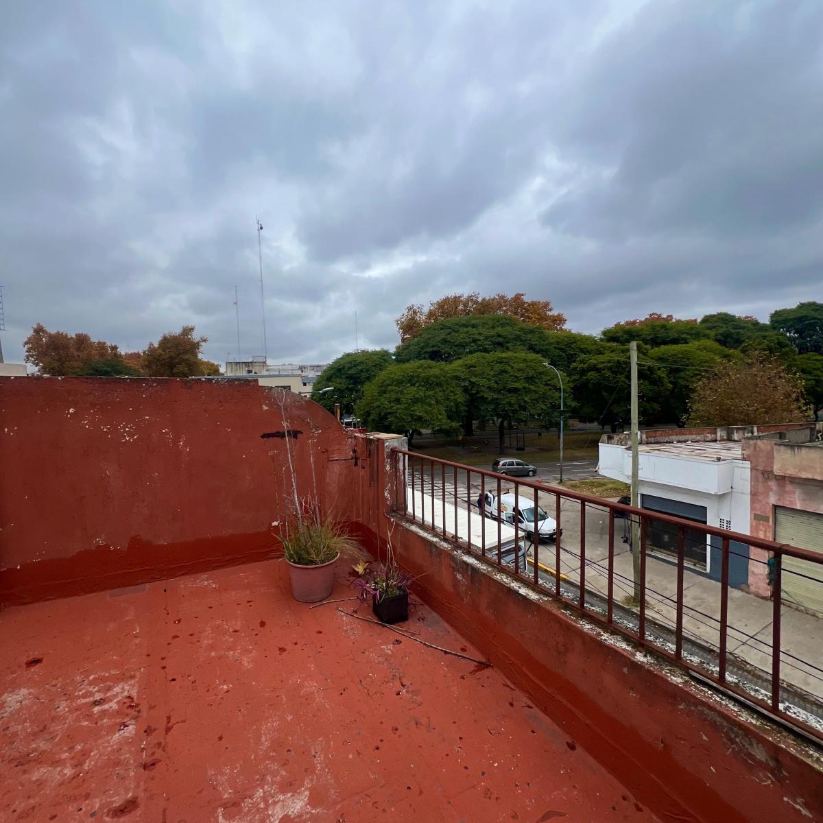 Tipo Casa 3 Ambientes a Reciclar Al Frente con Balcon y Terraza Propia. 4