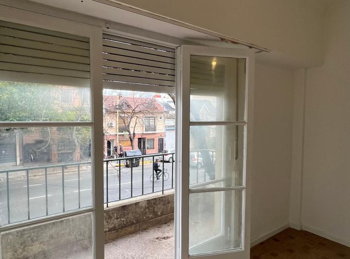 Departamento 3 Ambientes con Balcon al frente sobre Av. Garay 5