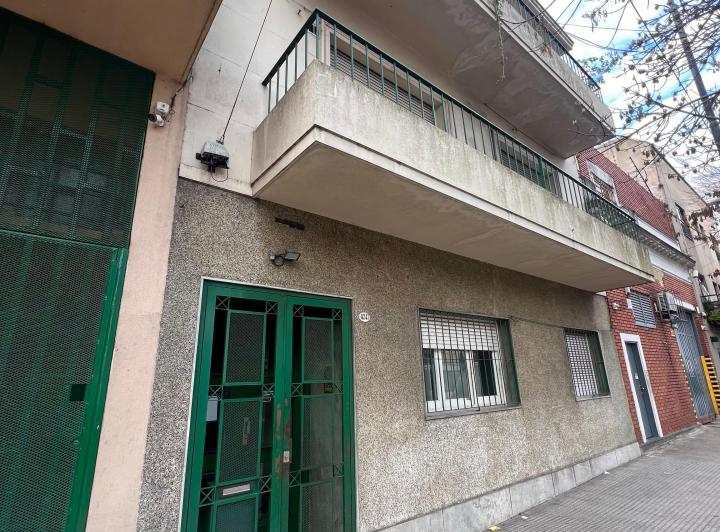 Departamento 3 Ambientes con Balcon al frente sobre Av. Garay 1