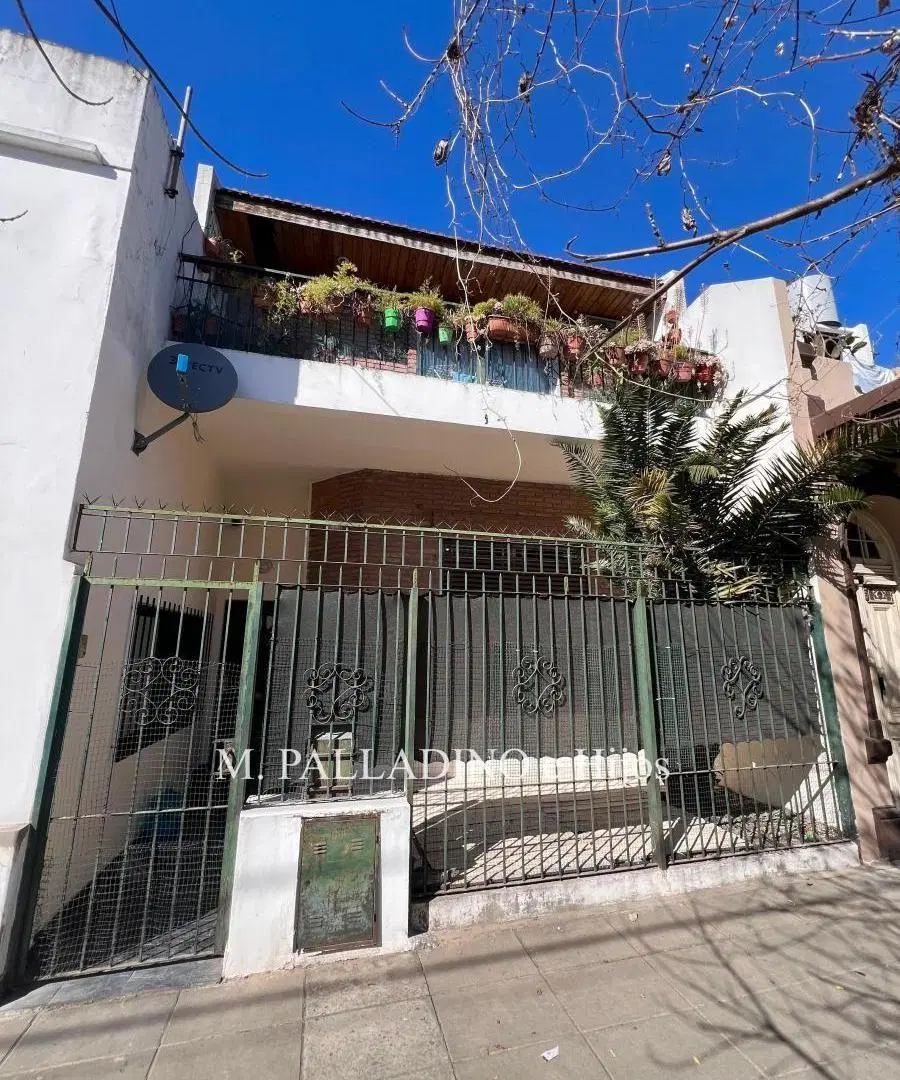 Casa En Venta 5 Ambientes en 2 Plantas con Cochera, Patio Y Balcón al Frente 4