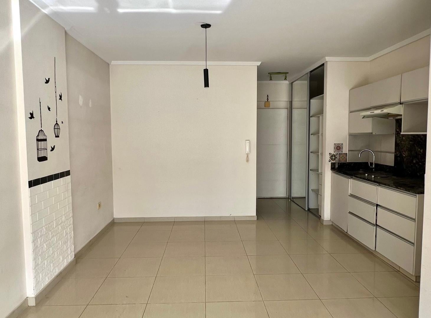 Foto de Monoambiente moderno con Balcón en Flores, imagen 1