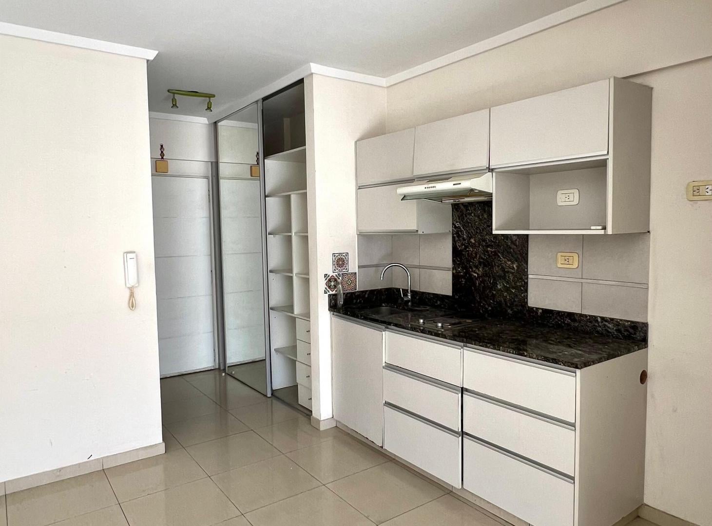 Foto de Monoambiente moderno con Balcón en Flores, imagen 4