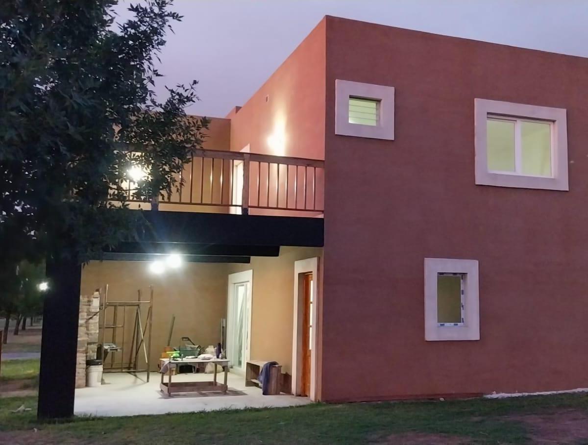 Oportunidad! Casa en 2 Plantas con Pileta 3