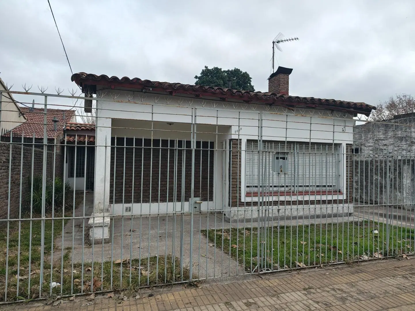 Chalet en Venta gran parque 4 ambientes garage taller APTO 3