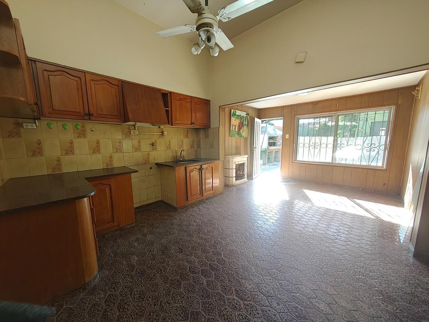 Foto de Casa en venta con 2 locales Temperley Este, imagen 2