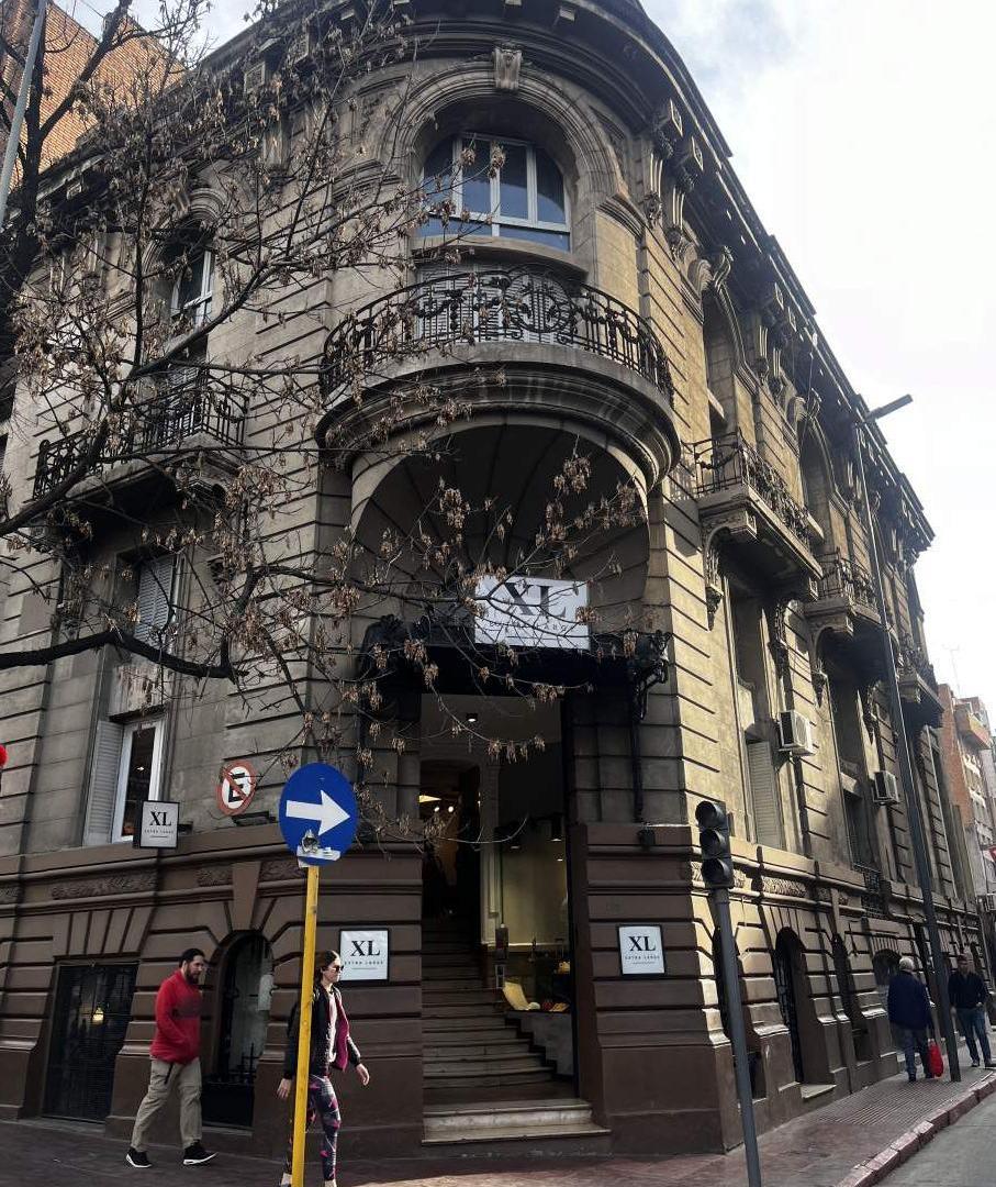 Imponente Edificio en Velez Sarsfield y Duarte Quirós