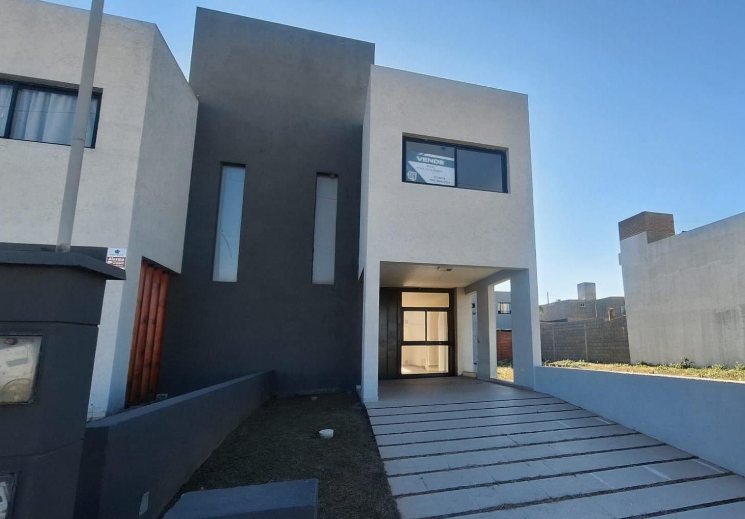 DÚPLEX DE CATEGORÍA FRENTE A PLAZA VALLE CERCANO BARRIO LOS JUEGOS APTO CRÉDITO