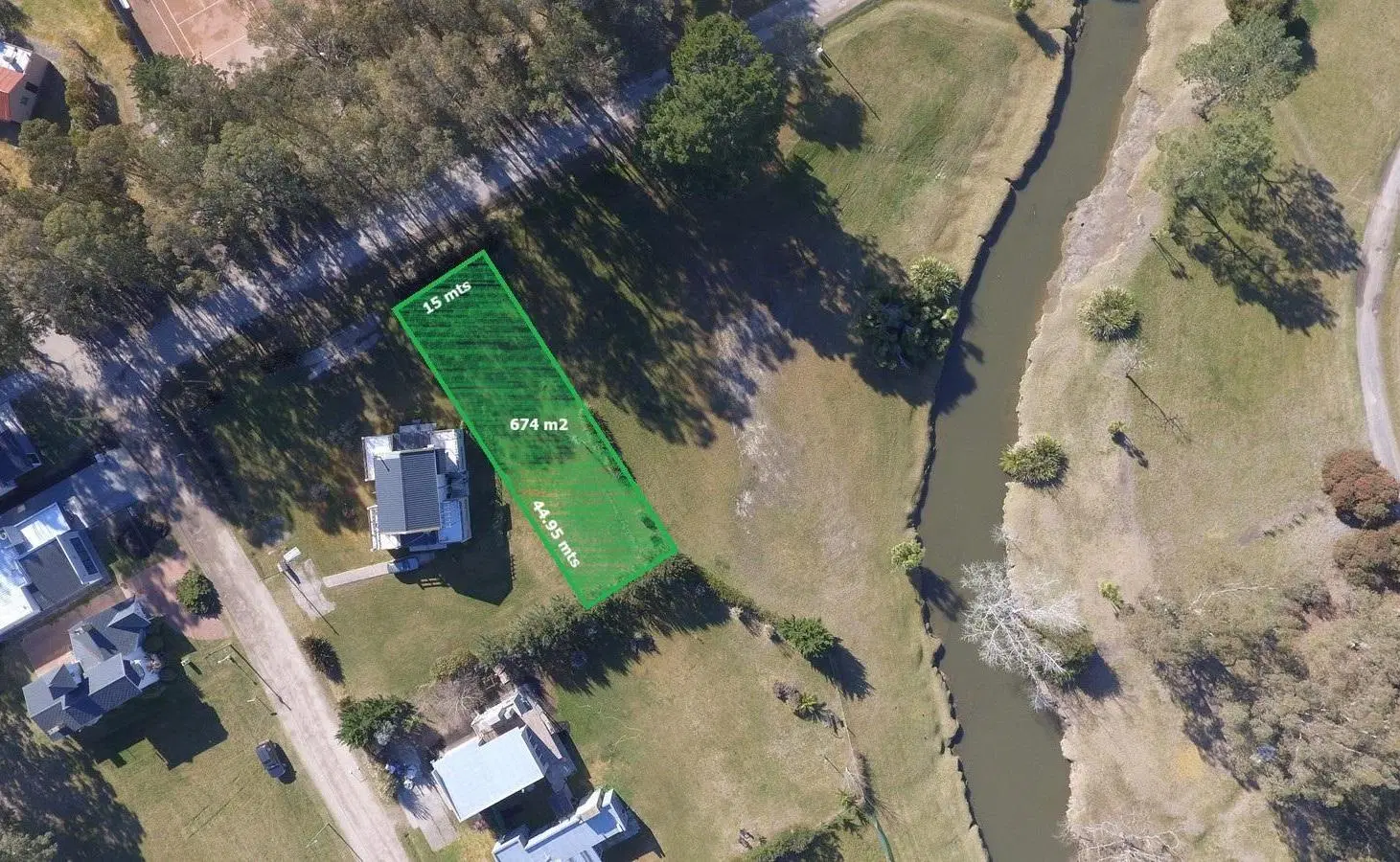 Terreno único en el Country Costa del Sol. De 674m2 Vista al arroyo 2