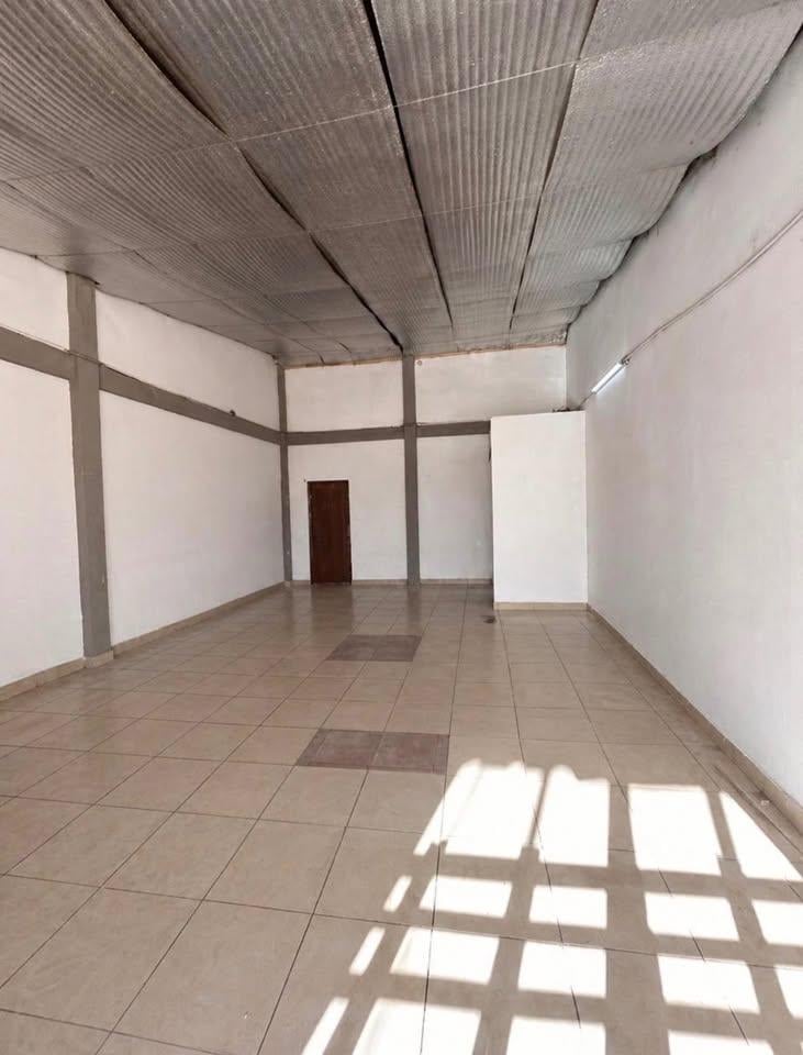 Foto de DUEÑA DIRECTA ALQUILA LOCAL COMERCIAL SOBRE AV CASTELLI, imagen 4