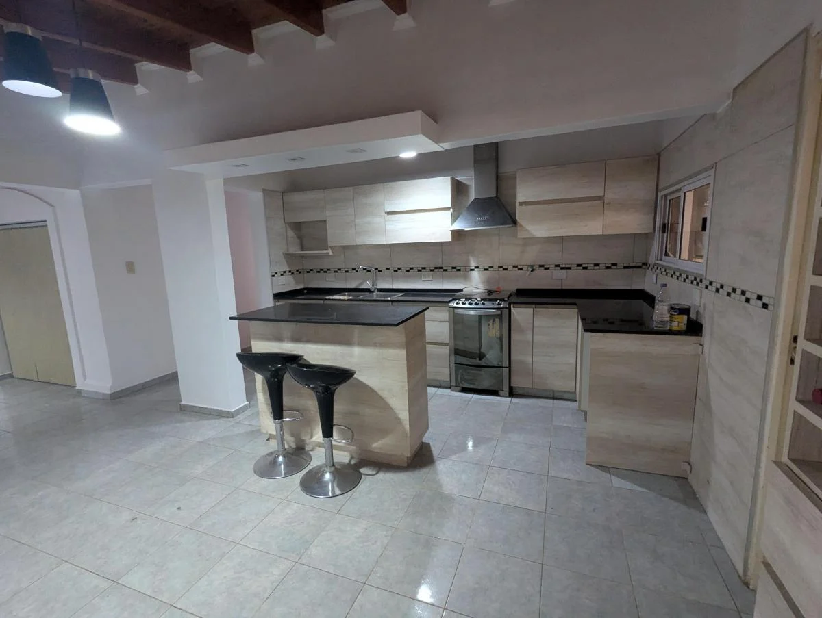 Vendo Casa con Quincho y Pileta 1