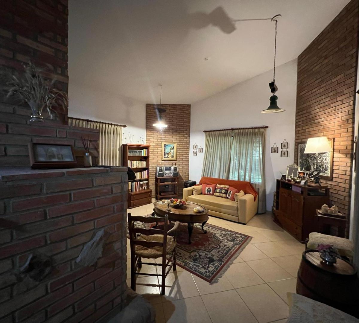 Foto de GRAN CASA + MONOAMBIENTE EN VENTA MENDIOLAZA, imagen 2