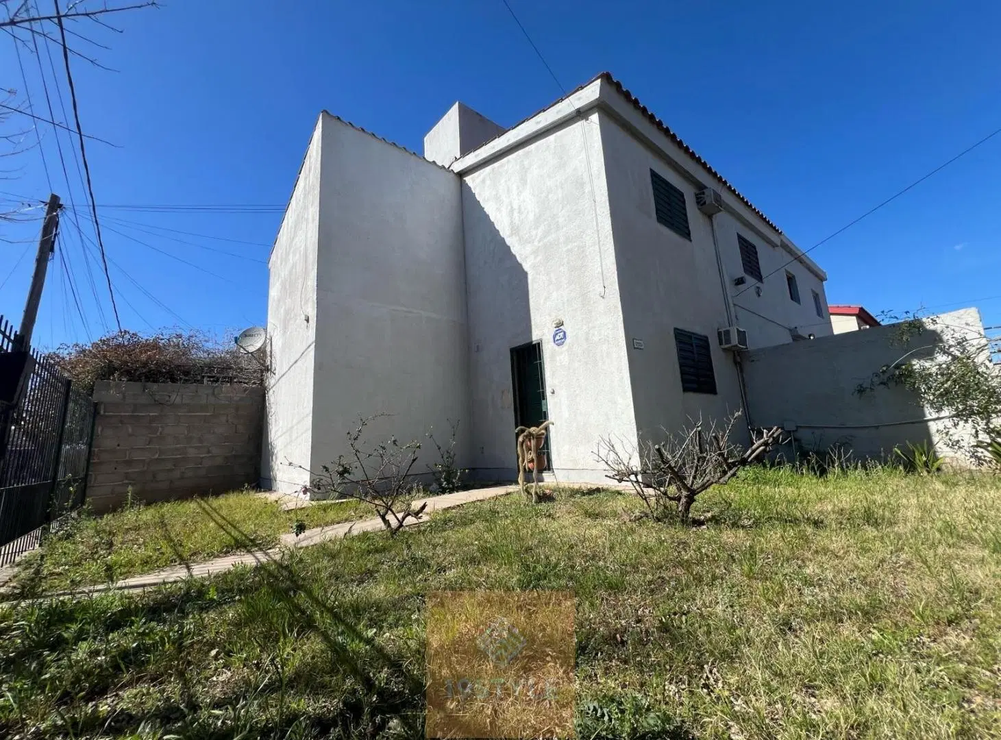 CASA A LA VENTA DE 3 HABITACIONES EN BARRIO JARDINES DEL SUR 2