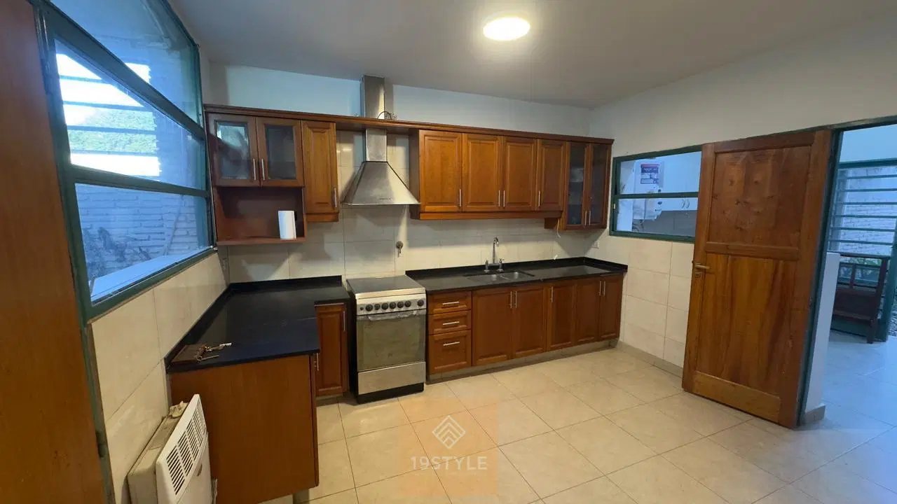 CASA A LA VENTA EN CERRO DE LAS ROSAS 4 DORMITORIOS 5